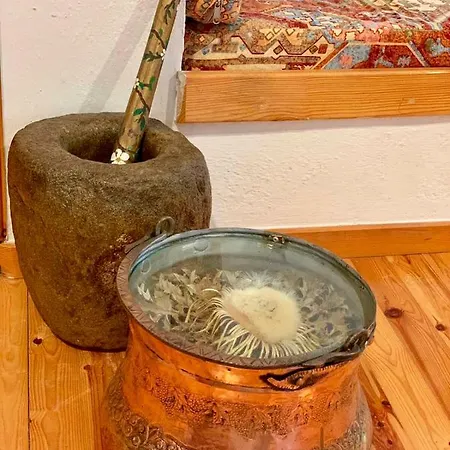 πετρόχτιστη παραδοσιακή  χιονάτη Σπίτι διακοπών *