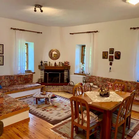 πετρόχτιστη παραδοσιακή  χιονάτη Σπίτι διακοπών *